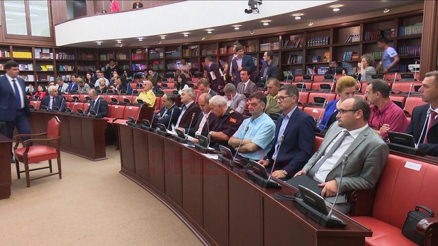 Përleshje mes deputetëve maqedonas në seancën për vërshimet në Kuvend