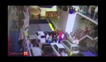 Otomobil feribottan denize düştü
