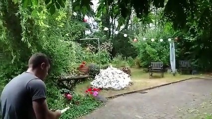 Cet abruti a bien failli mettre le feu à sa maison en brûlant des papiers