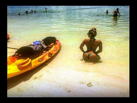 Maripily calentando las redes desde la hermosa playa para las redes