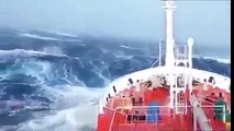 قبطان سفينة يقوم بتصوير البحر في حالة هيجان رعب يا معلم  سبحان الله ما أعظم شأنه