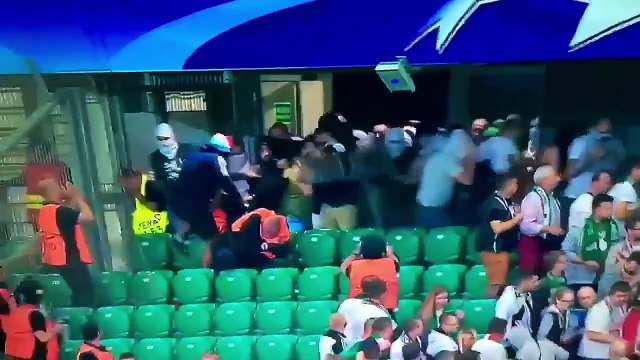 Un supporter gaz des stewards avec leur propre bombe lacrymogène.