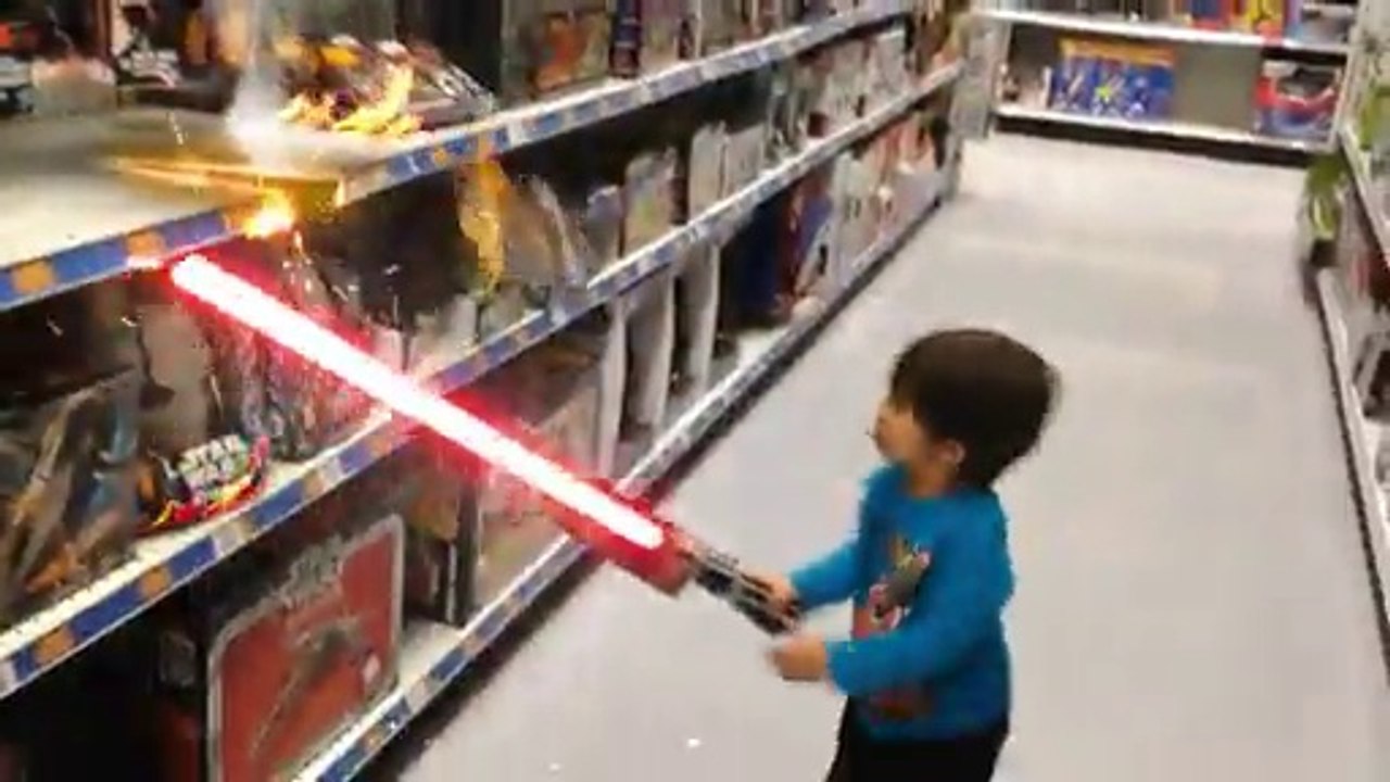 Un enfant détruit un magasin avec un Sabre Laser! Le fils de Luke!