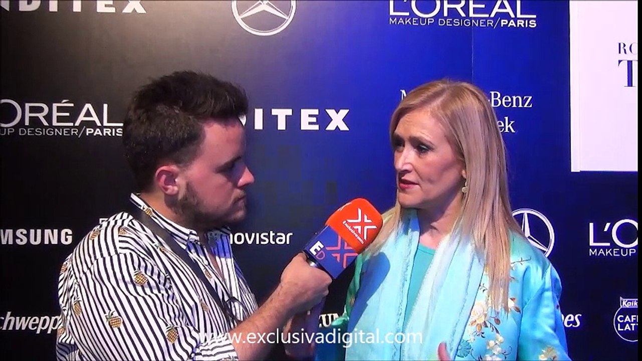 Cristina Cifuentes en el defile de Roberto Torrea en la MBFW2016