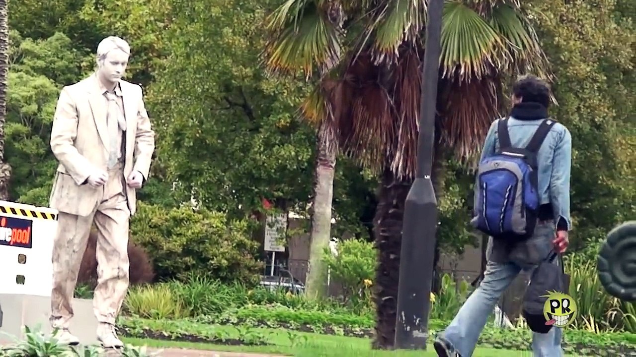 FUNNY STATUE SCARES