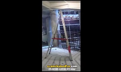 Patronun Fazla Mesai Kitlemesinden Korkan Merdivenin Ufak Ufak Yol Alması