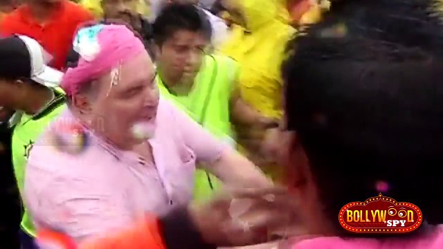 Rishi Kapoor Slaps Journalist & Misbehaves With Fans