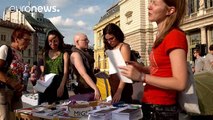 Ungheria. A due settimane dal voto sull'immigrazione, flash mob contro Orban