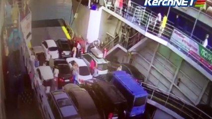 Il veut sortir du ferry un peu trop vite et c'est le drame! Adieu!!!!
