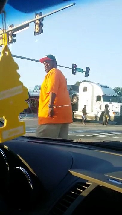 Ce camion transportant des voitures est coincé sur la voie ferrée et va se faire pulvériser par un train