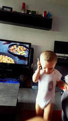 bébé Marseillais au téléphone parle avec les mains fada