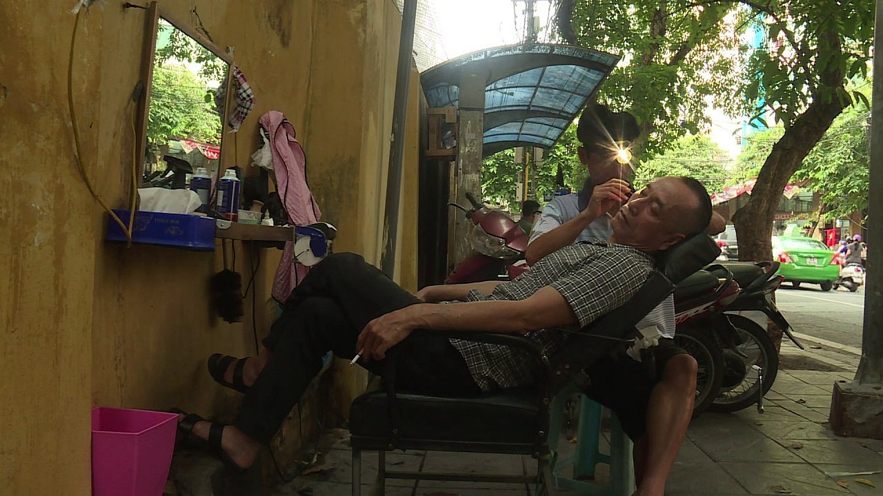 Straßenbarbiere in Hanoi: Einmal Ohren säubern, bitte!
