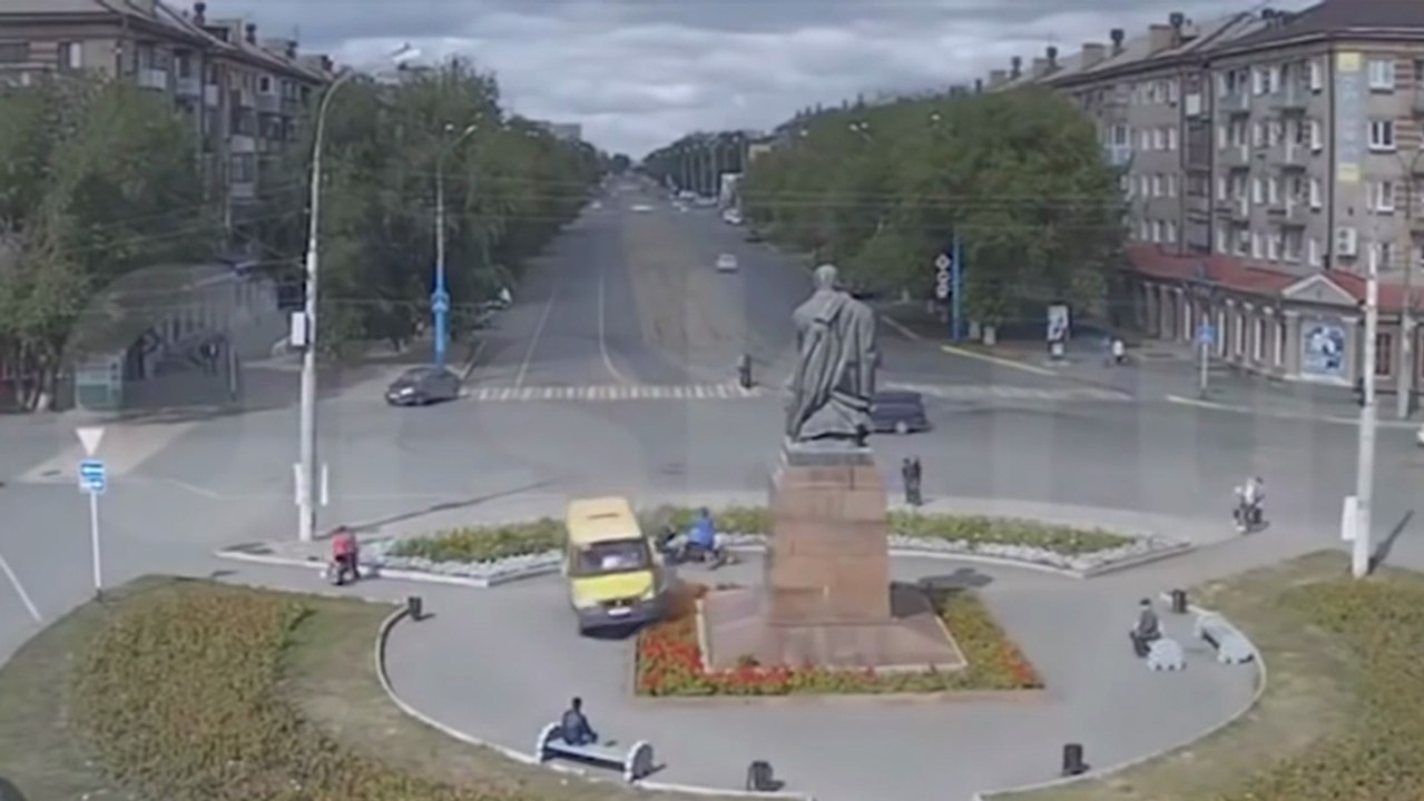 Ce mec nous montre comment ne pas prendre un rond point