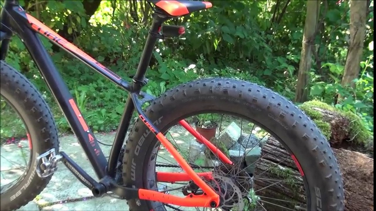 Ein fatbikereifen wird runderneuert