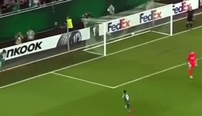 Le gardien de Genk prend un but gag à cause d’un morceau de pelouse