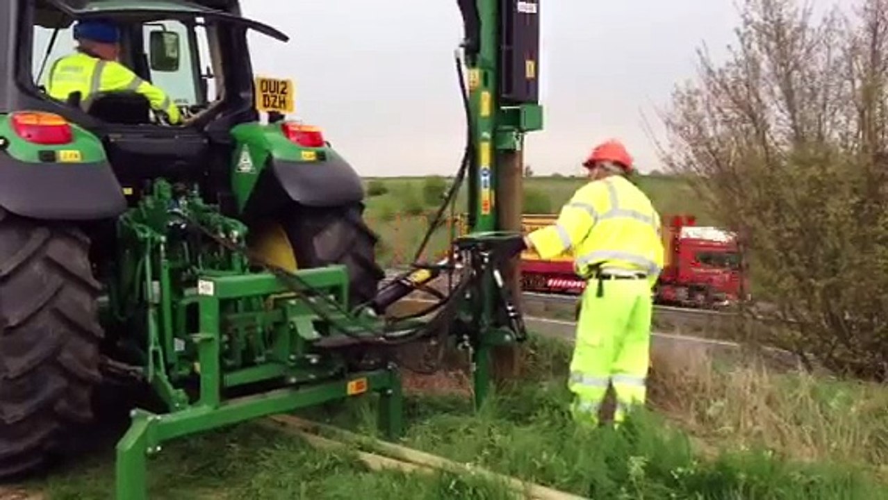 Post and rail fencing-uk0mEJ0qkd0