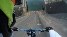 Ciclista desafia morte em descida vertical em represa vista por quase 5 milhões de pessoas