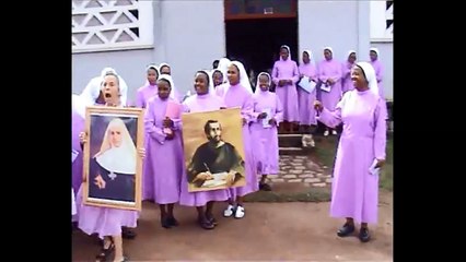 Madagascar - Préparatifs avant la messe d'action de grâce pour la fusion