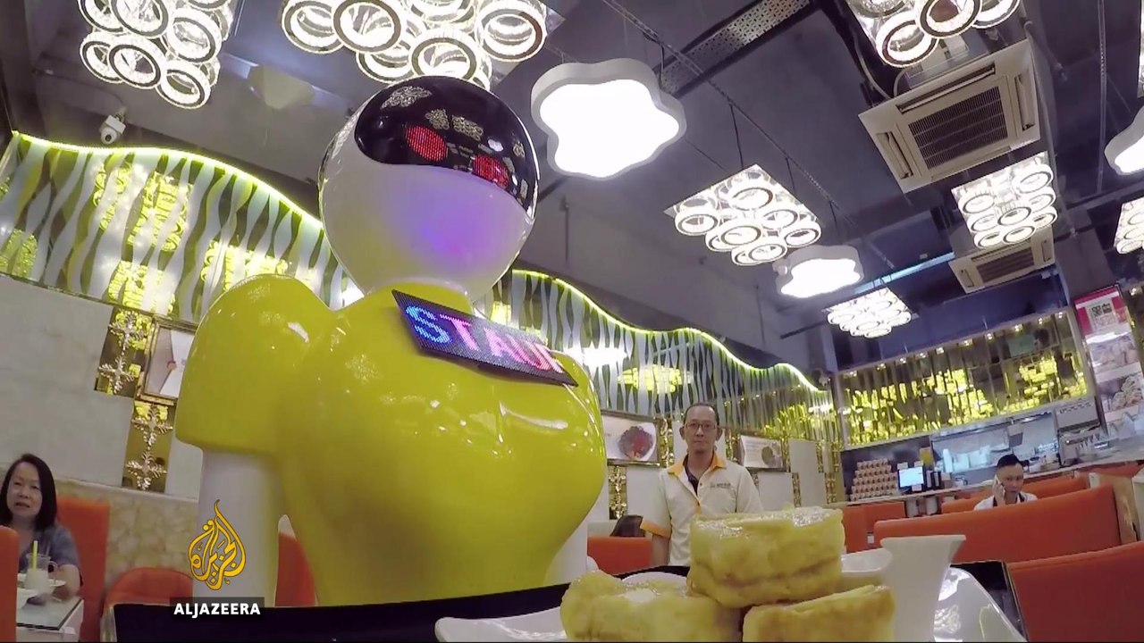 Hong Kong: Robots join restaurant staff