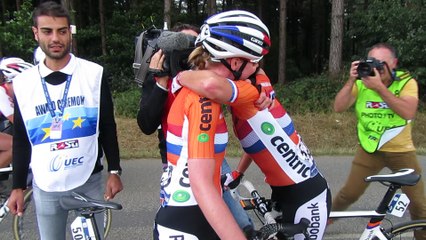 La joie d'Anna Van Der Breggen et de Marianne Vos après l'arrivée