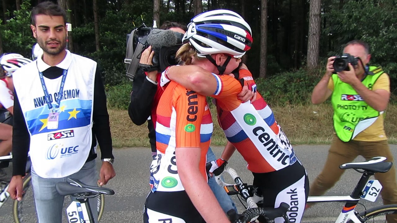 La joie d'Anna Van Der Breggen et de Marianne Vos après l'arrivée