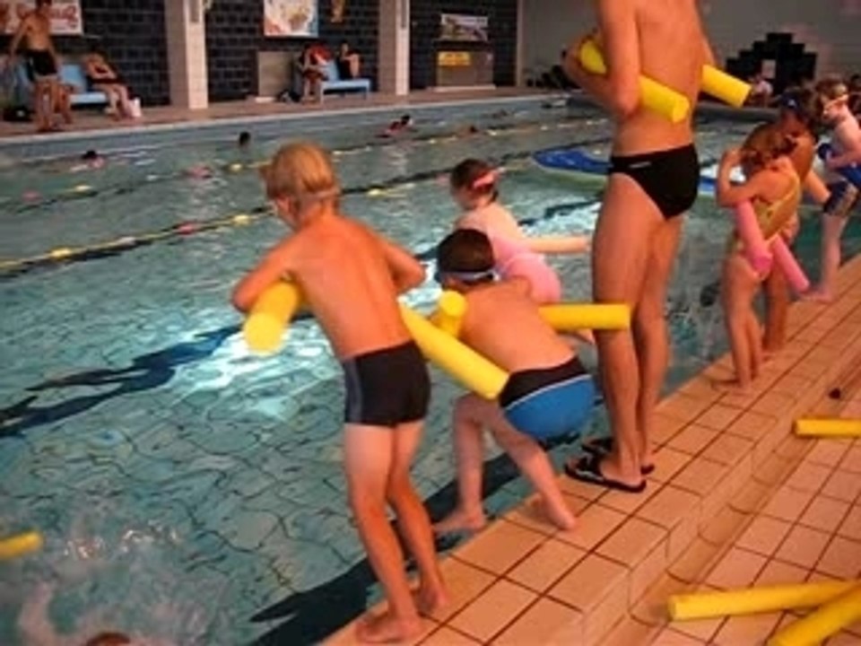 JULIEN SAUTE DANS LA PISCINE