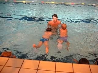 JULIEN NAGE DANS LA PISCINE