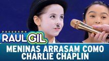 Meninas arrasam em interpretação de Charlie Chaplin