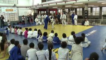 Encuentro entre judocas paralímpicos y niños de una favela