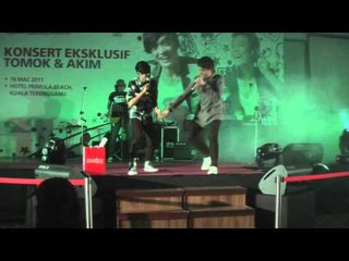 Tomok & Akim bersama Hotlink.