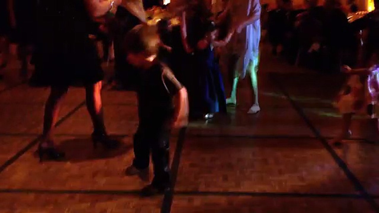 Oubliez les barres energétiques! Un morceau de gateau de mariage et c'est reparti