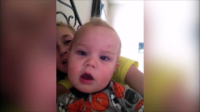 Maman apprend à bébé à dire Je t'Aime... I Love You