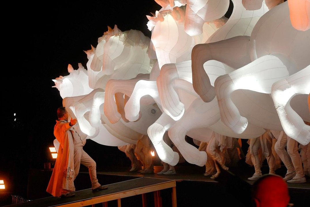 La cavalcade a illuminé le parvis de la cathédrale de Reims