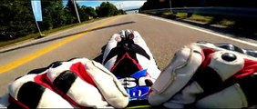 Il atteint la vitesse de 161 km/h avec une street luge