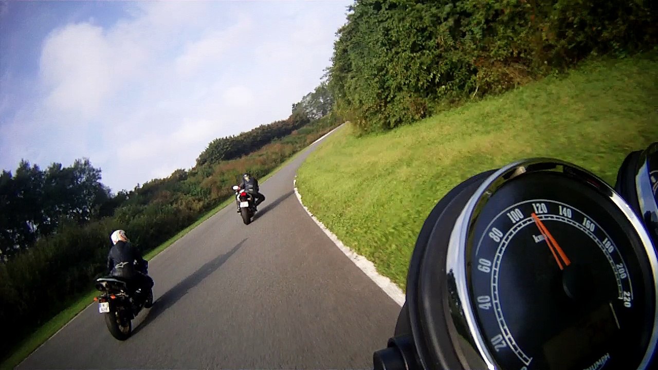 triumph bonneville 865 sur piste à lezennes