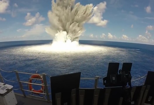 La marine américaine teste son nouveau navire en envoyant des explosifs à proximité.