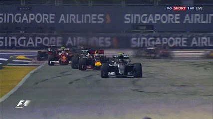 Formule 1 : un commissaire de course court sur la piste pour éviter les voitures