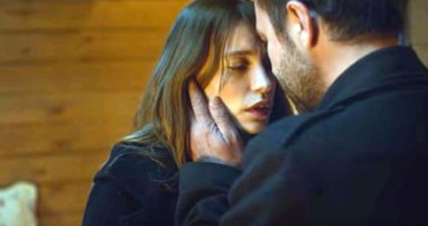 Nejat İşler ve Serenay Sarıkaya Dudak Dudağa