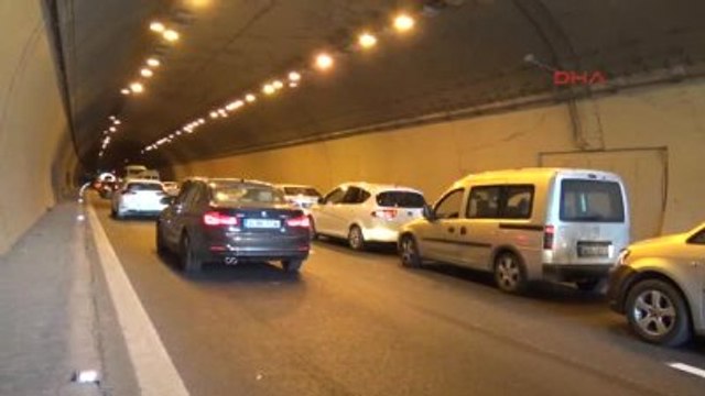 İzmit'te Bayram Trafiğinde 6 Araçlı Zincirleme Kaza: 2 Yaralı