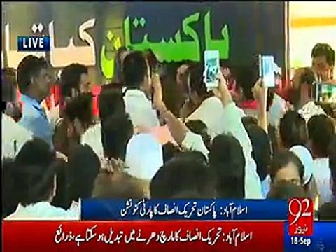 Mismanagement in PTI workers convention , Imran Khan comes forward to settle issue VIDEO