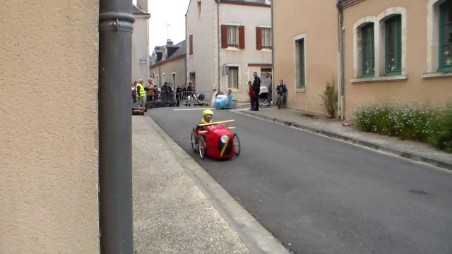course de voitures a pedales. depart du grand prix des vendanges 2016