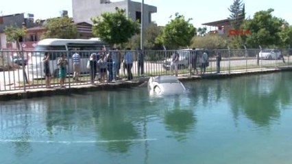 Adana Otomobilleriyle Kanala Uçan Nişanlı Çift Ucuz Kurtuldu