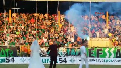 Gelin ve damat tribünlere üçlü çektirdi