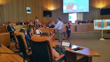 Insolite : quand Philippe Bas fait visiter le Conseil départemental