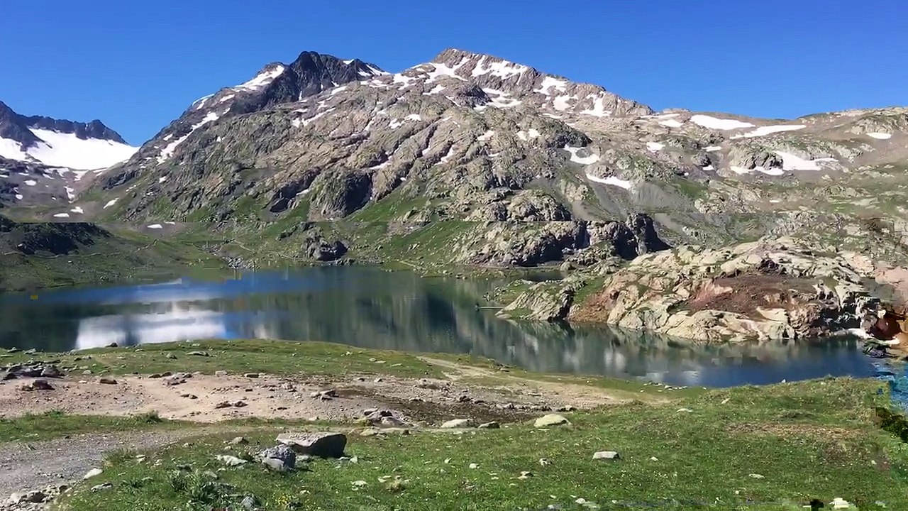 Vue lac glacier étendard