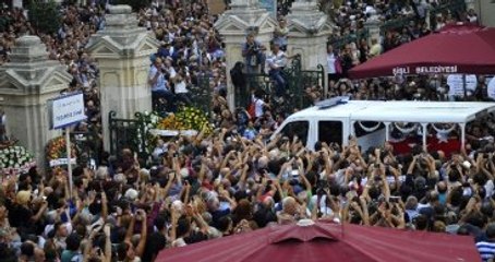 Tarık Akan'ı Onbinlerce Vatandaş Son Yolculuğuna Uğurladı
