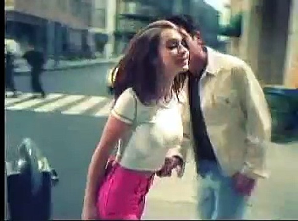 Pub Levis avec une fille à tomber à la renverse