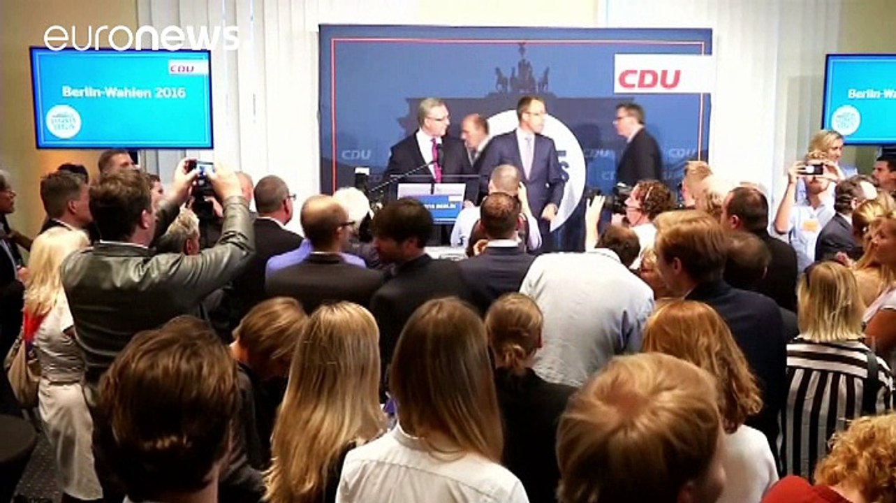 Berlin'de yapılan seçimlerin resmi olmayan sonuçlarına göre Angela Merkel'in partisi büyük oy kaybına uğradı. Sosyal Demokratlar seçimlerde birinci parti oldu.