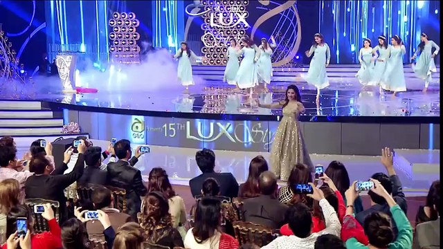 Mahira Khan & Humayun Saeed Performance at 15th Lux Style Awards 2016