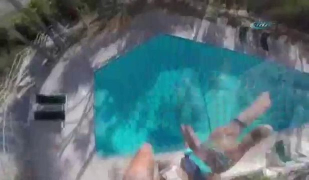 Siteye kaçak girdi, metrelerce yükseklikten havuza böyle atladı